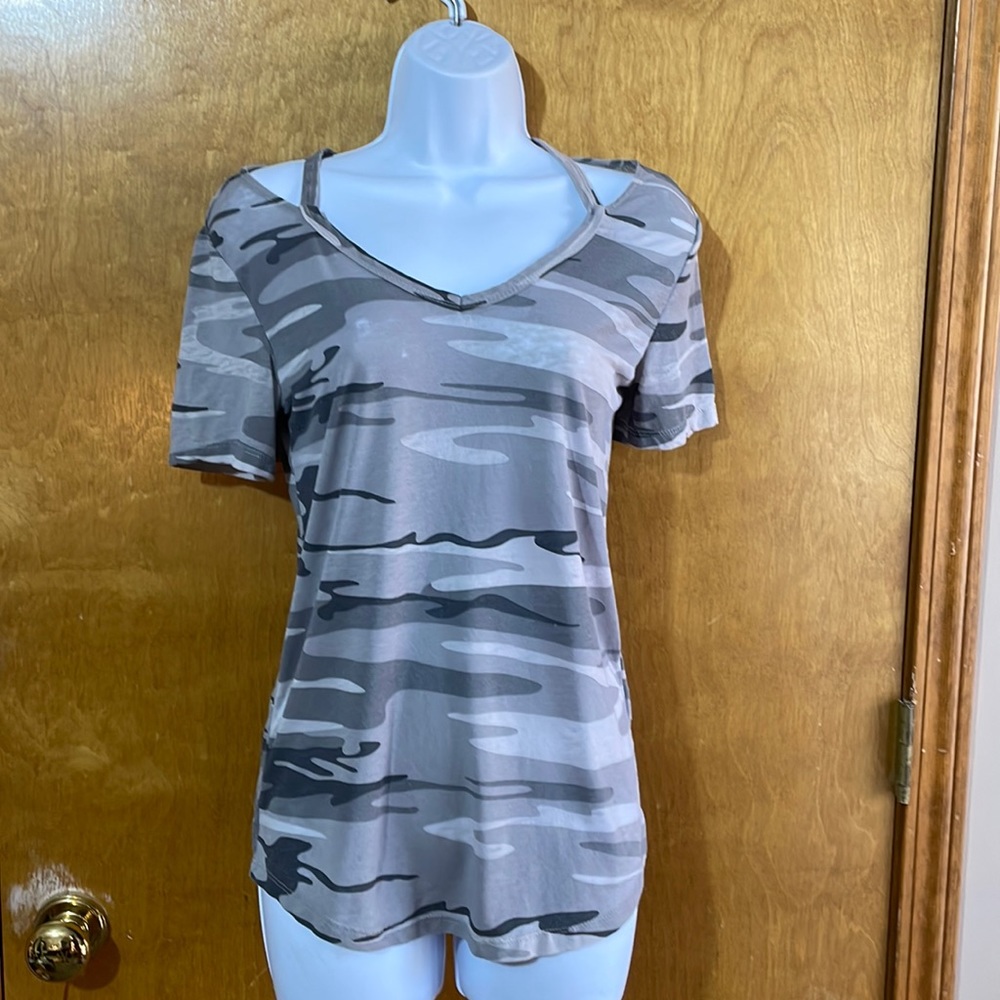 Zoe and Liv grey camo print knit top. Size XS. Shoulder details.